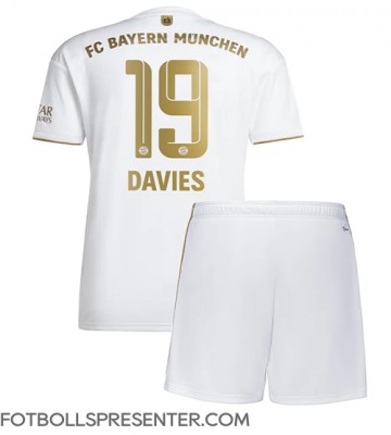 Bayern Munich Alphonso Davies #19 Bortatröja Barn 2022-23 Kortärmad (+ korta byxor)